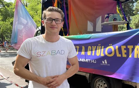 Bedő Dávid kokárdájának letépése Bede Zsolt által