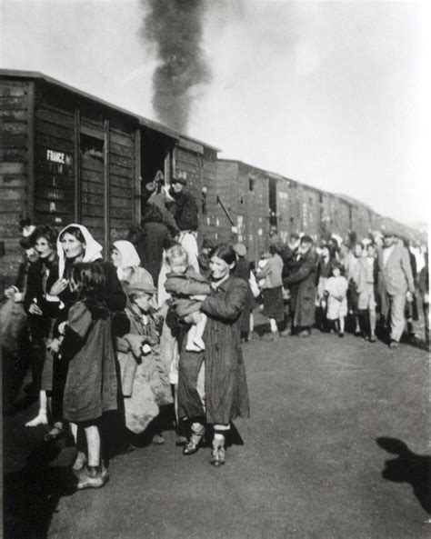 A Treblinka tábor bejárata (korabeli felvétel)