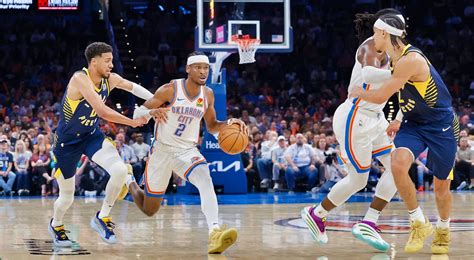 Az Indiana Pacers és az Oklahoma City Thunder logói egy kosárlabda háttér előtt