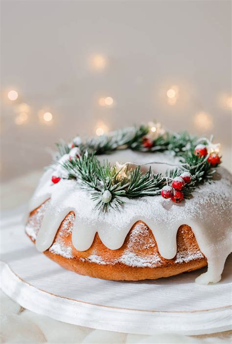 Dísztorta ünnepi asztalon
