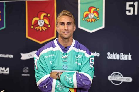 Valtteri Filppula a Tripla Arany-klub jelképeivel