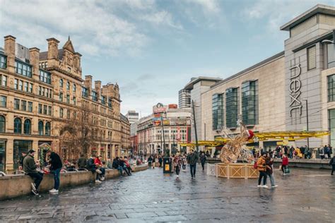 Manchester város látképe épületekkel és zöld területekkel