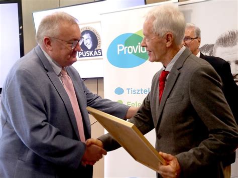 Puskás Ferenc kupát ad át Keller Józsefnek az Üllői úton