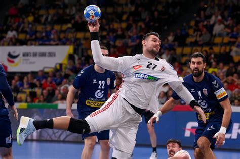 Kézilabdázó kapura dobás gyakorlaton