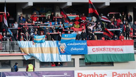 Magyar és székely zászlók egy stadionban