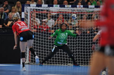 Hatadou Sako, a Győri ETO kapusának bravúros védése