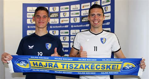 Szurkoló sálat magasba emelve