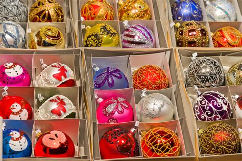 Kézzel festett karácsonyi díszek kosárlabda motívumokkal