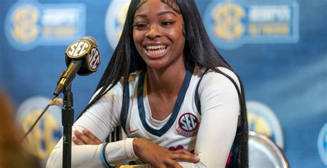 Myah Taylor kosárlabda mezben