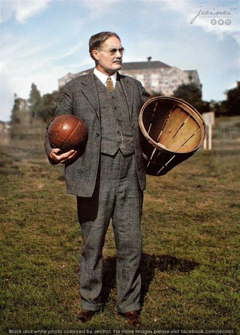 James Naismith kosárlabdát bemutató rajz