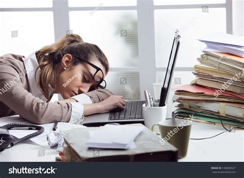 fáradt játékos a számítógép előtt