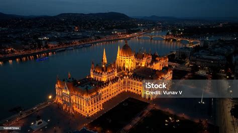 Budapest éjszakai panorámája a Dunával és a kivilágított hidakkal